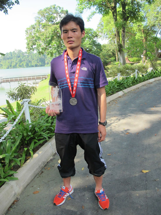 Yang Jiagen posing with his silverware