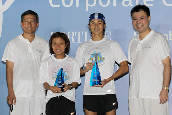 From left, Dr Vivian Balakrishnan, Minister of the Environment and Water Resources, Vivian Tang (first place female) from CIMB Securities, Foo Gen Lin (first place male) from MOH Holdings and Philip Lee, CEO, J.P. Morgan.