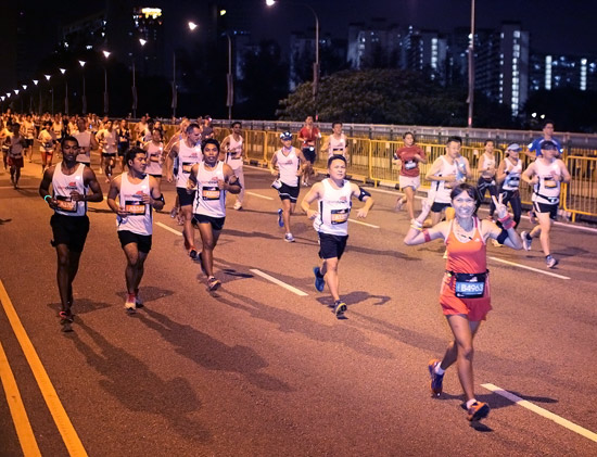 First wave of 10km runners along Nicoll Highway