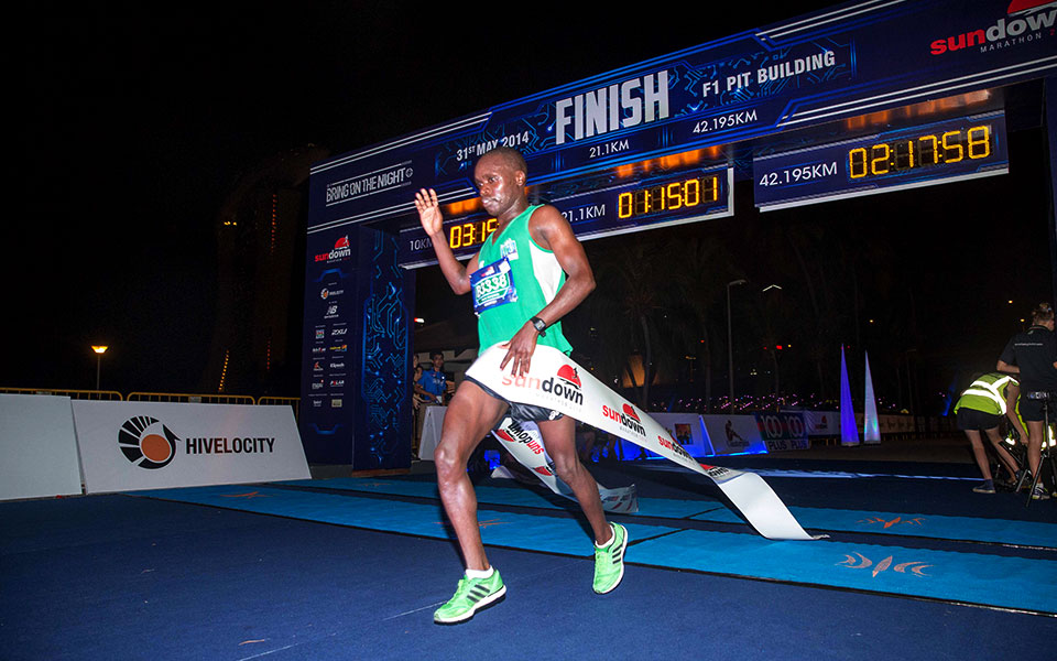 Sundown Marathon Singapore 2014: 30,000 Runners Bring on the Night in Country’s Largest Night Marathon