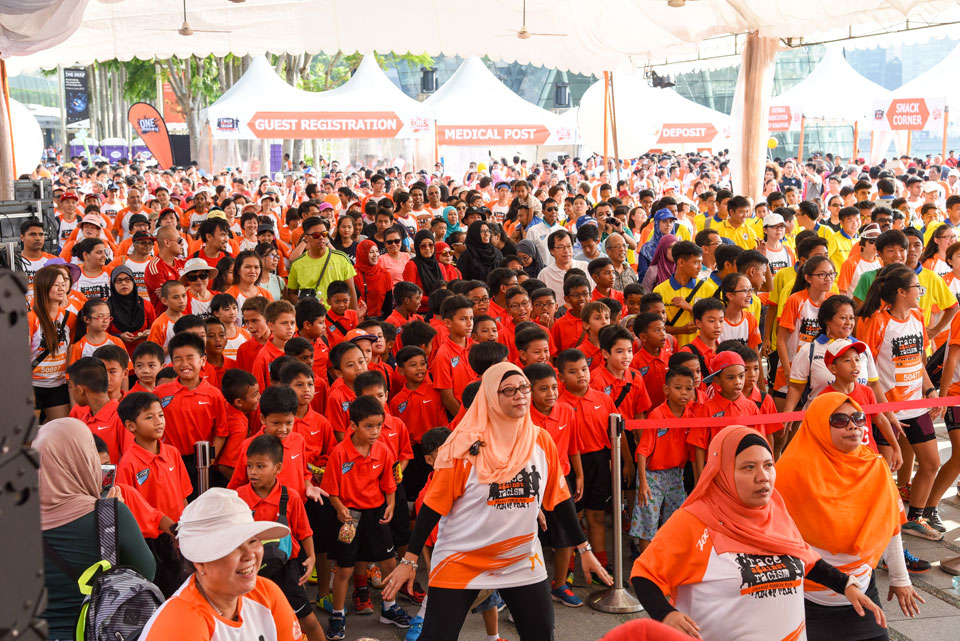 7,000 Race Against Racism at the Orange Ribbon Run 2015