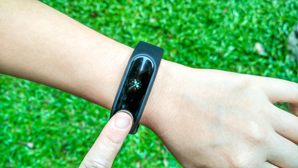 TomTom Touch Fitness Tracker: Measures Body Composition and Helps Achieve Fitness Goals