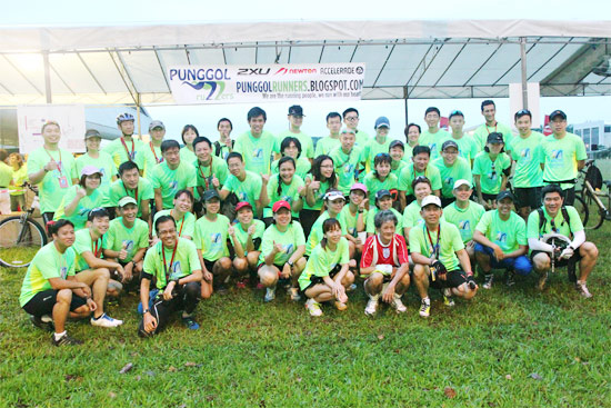 Punggol Runners posing for the flashing cameras