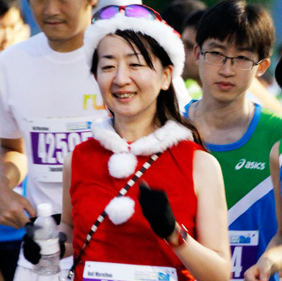 Merry Marathon: Festive Cheer to Greet Runners at SCM 2012