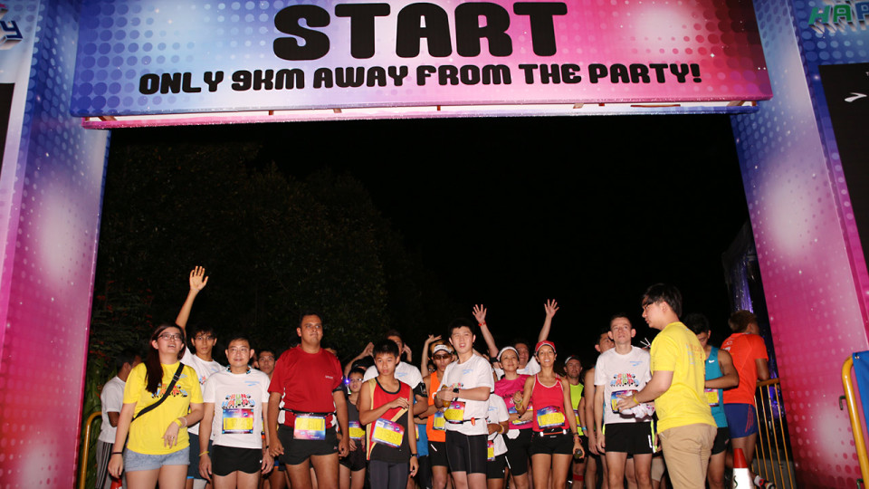 Brooks’ Run Happy 2013 Sets Marina Barrage Aglow with Fun and Music