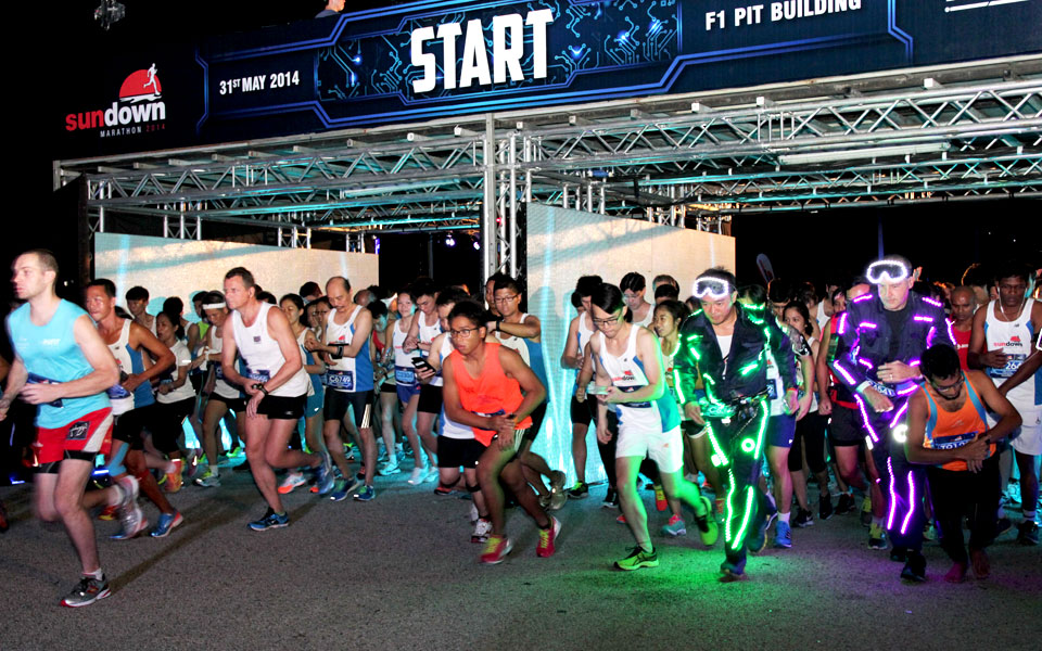 Sundown Marathon Singapore 2014: 30,000 Runners Bring on the Night in Country’s Largest Night Marathon