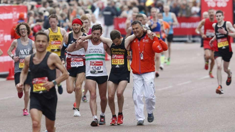 London Marathoner sacrifices his own race to help exhausted runner in act of ‘ultimate sportsmanship’