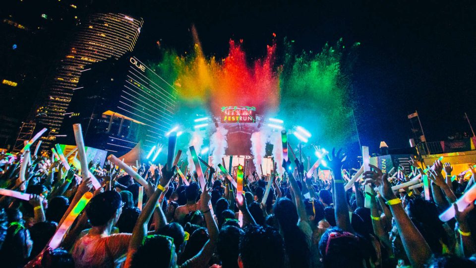 ILLUMI FEST RUN Turns Marina Bay into a Glowing Party